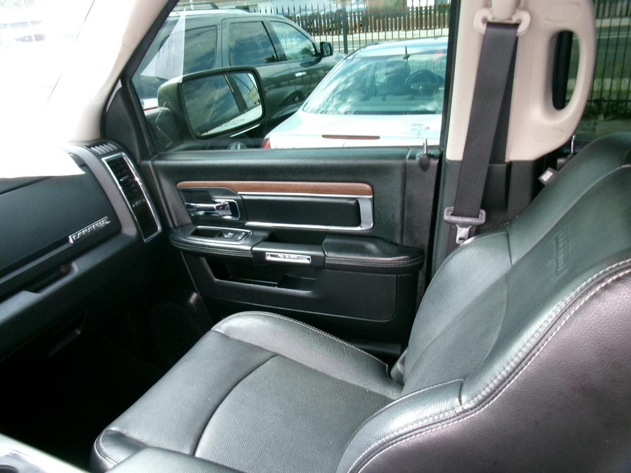 RAM 1500 4WD Crew Cab 140.5" Laramie 2016