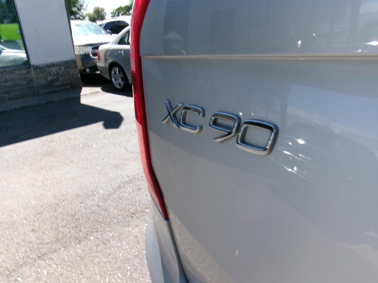 Volvo XC90 T8 eAWD Plug-In Hybrid Momentum 7 Passenger 2020
