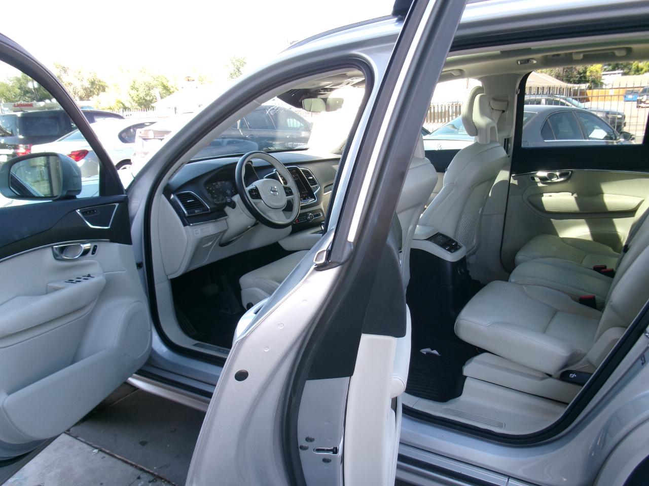 Volvo XC90 T8 eAWD Plug-In Hybrid Momentum 7 Passenger 2020
