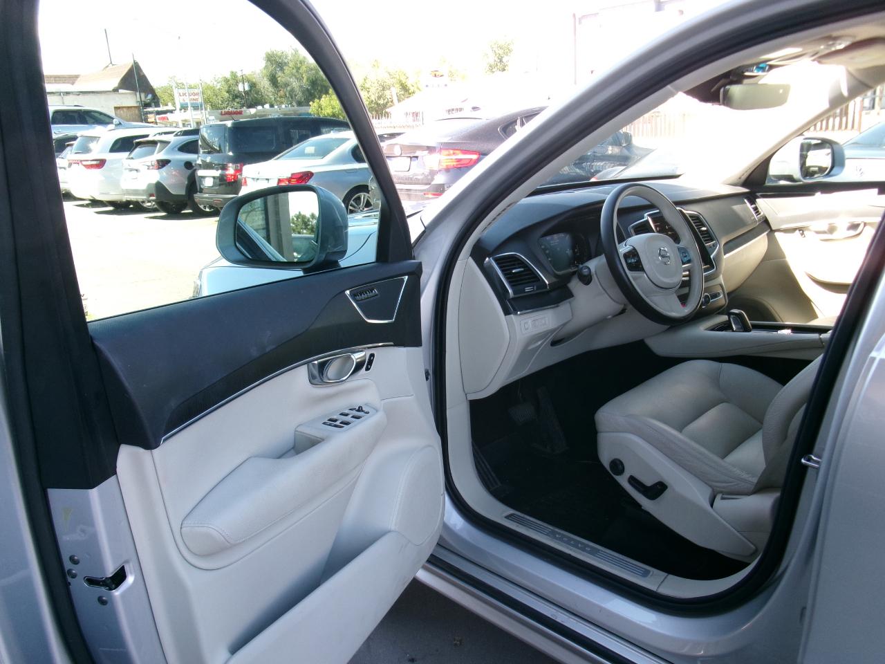 Volvo XC90 T8 eAWD Plug-In Hybrid Momentum 7 Passenger 2020