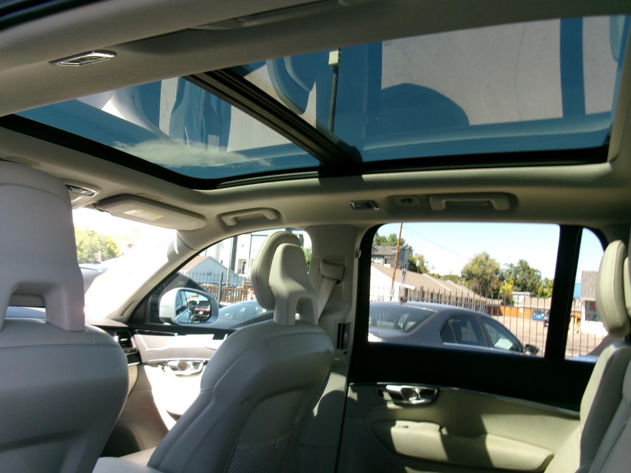 Volvo XC90 T8 eAWD Plug-In Hybrid Momentum 7 Passenger 2020