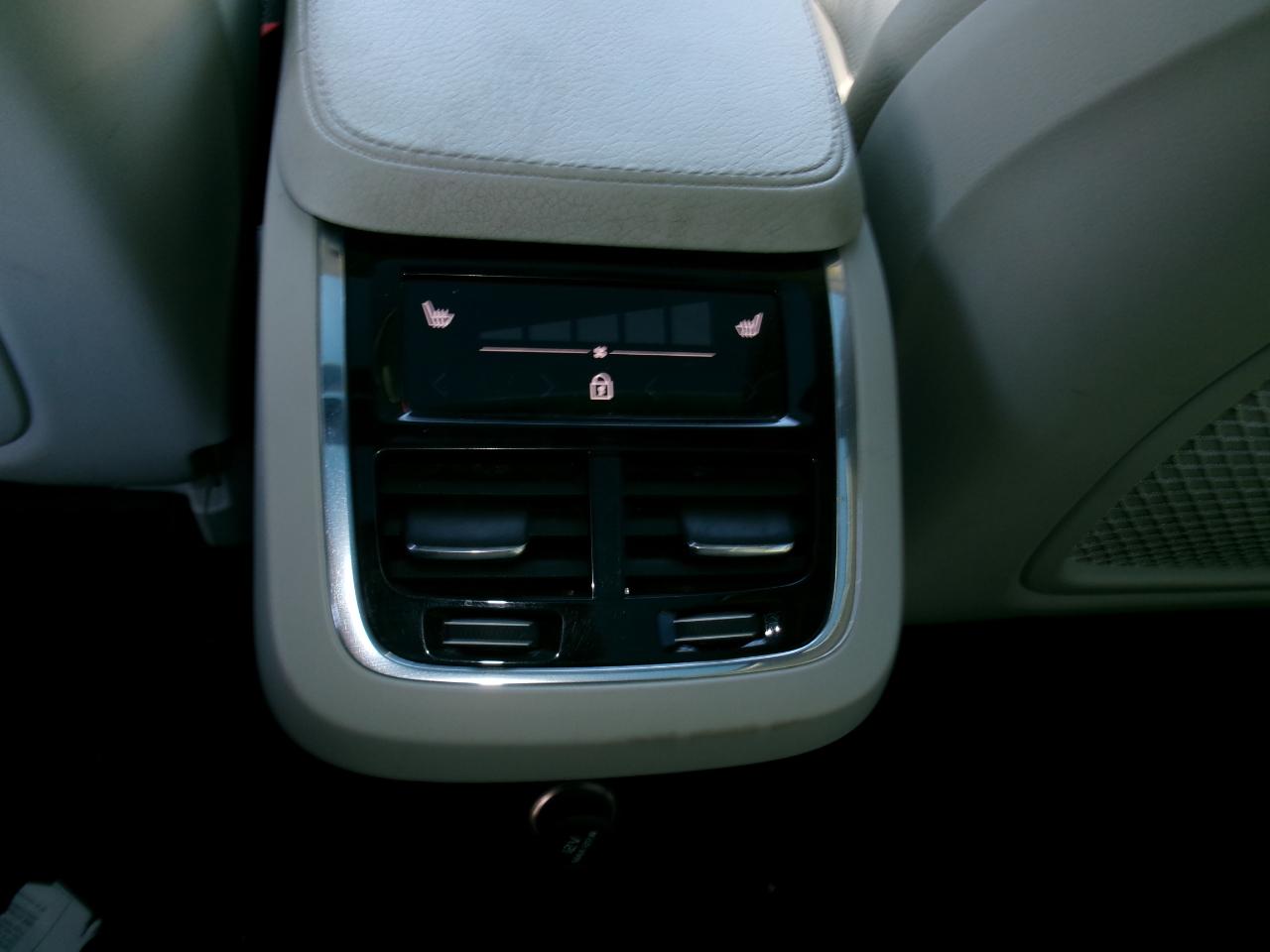 Volvo XC90 T8 eAWD Plug-In Hybrid Momentum 7 Passenger 2020