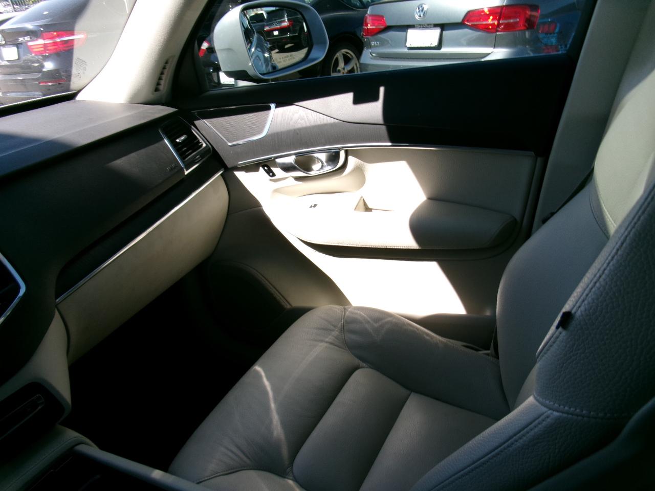 Volvo XC90 T8 eAWD Plug-In Hybrid Momentum 7 Passenger 2020