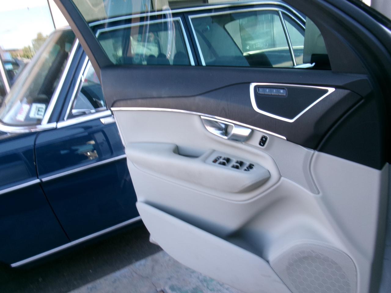 Volvo XC90 T8 eAWD Plug-In Hybrid Momentum 7 Passenger 2020