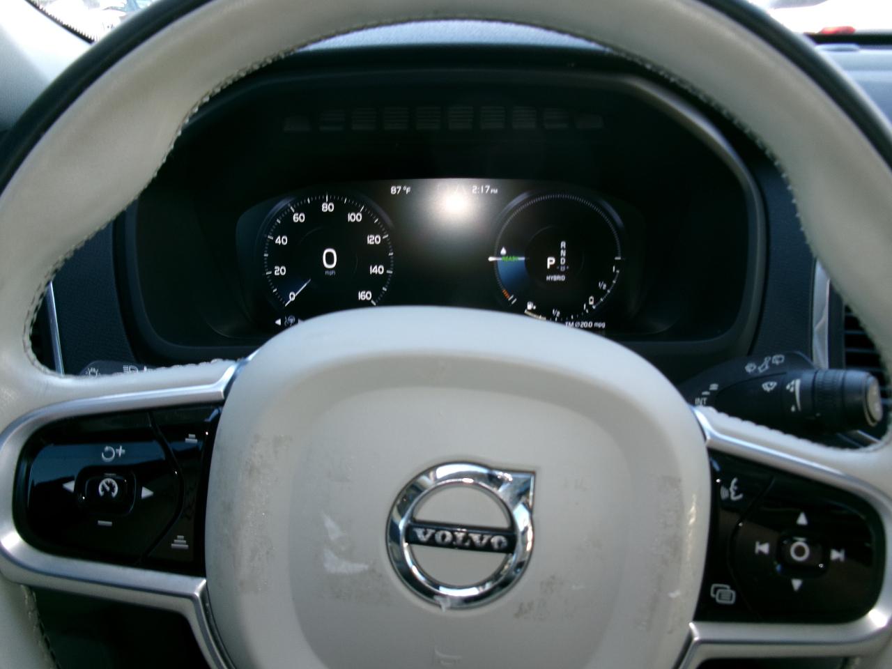 Volvo XC90 T8 eAWD Plug-In Hybrid Momentum 7 Passenger 2020
