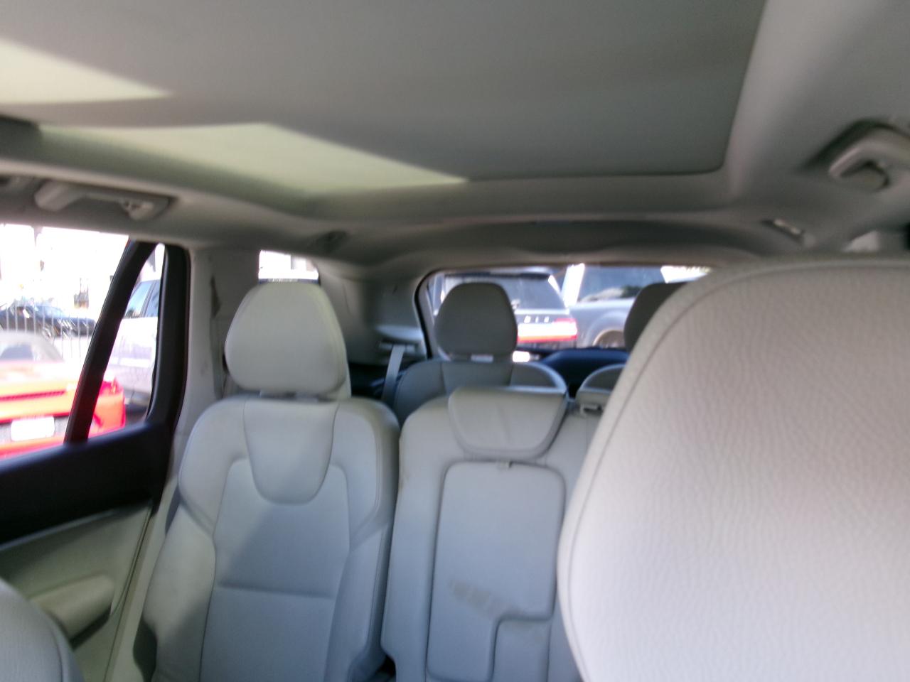 Volvo XC90 T8 eAWD Plug-In Hybrid Momentum 7 Passenger 2020