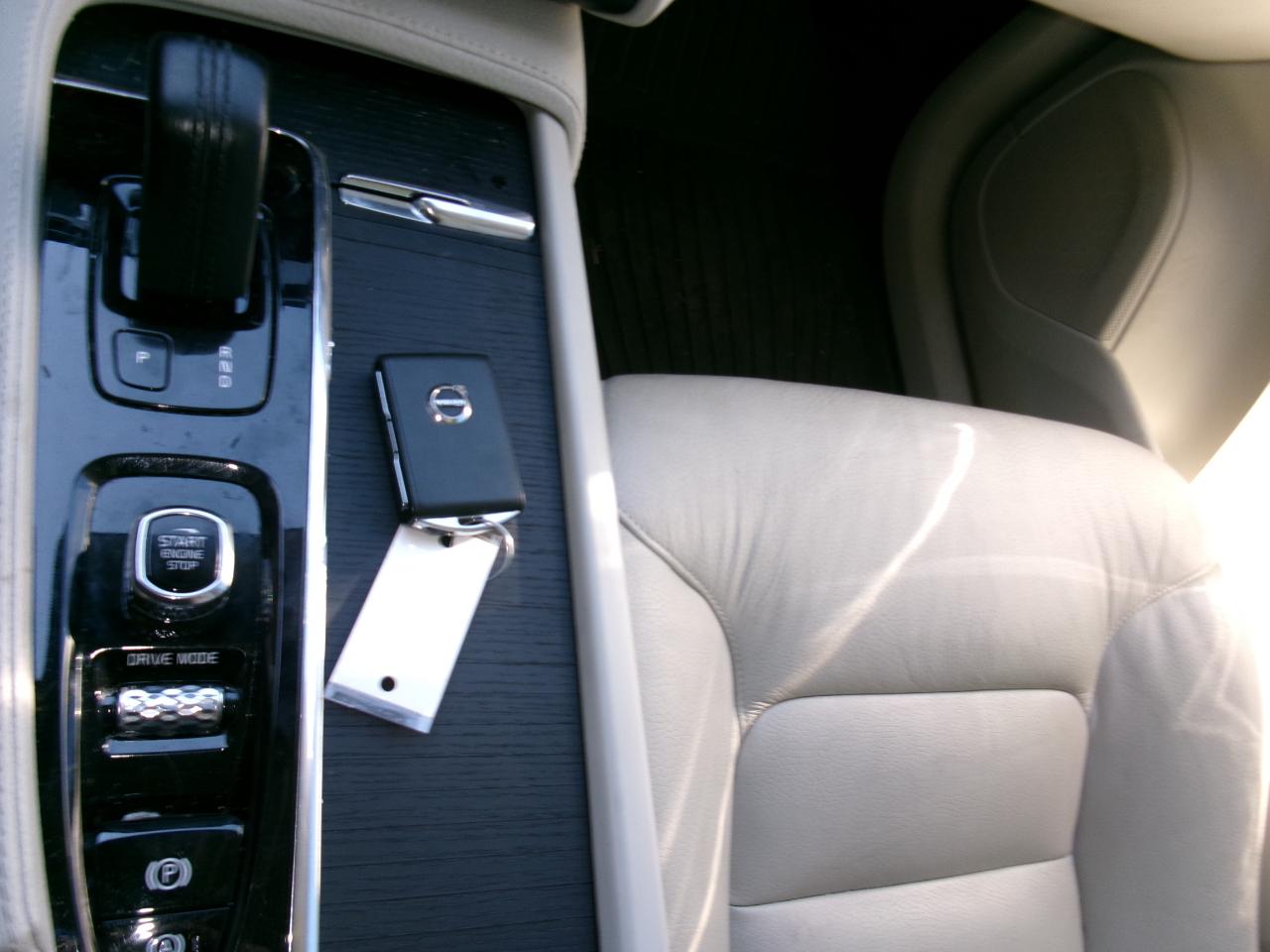 Volvo XC90 T8 eAWD Plug-In Hybrid Momentum 7 Passenger 2020
