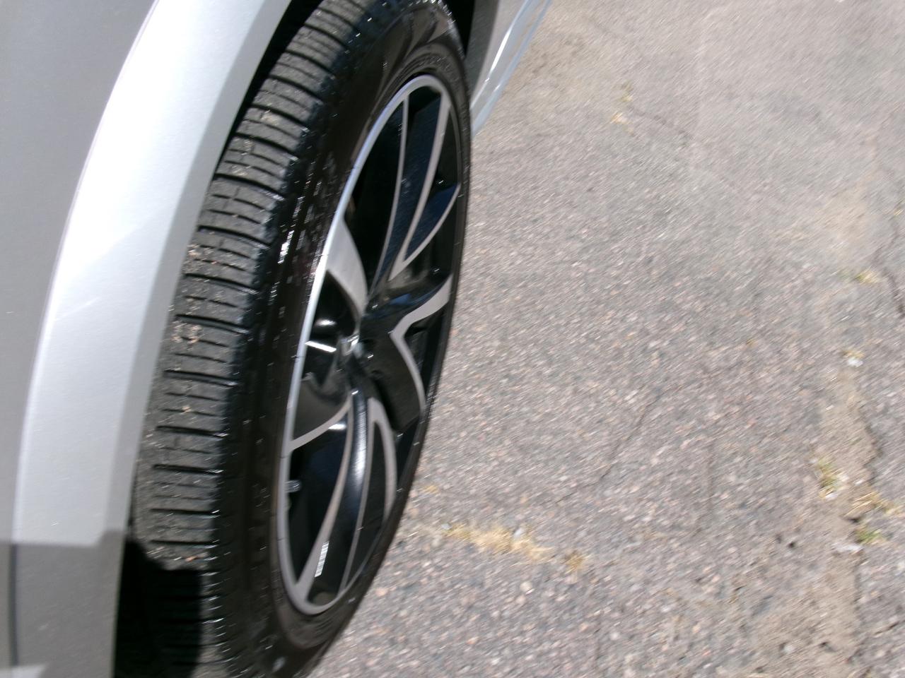 Volvo XC90 T8 eAWD Plug-In Hybrid Momentum 7 Passenger 2020