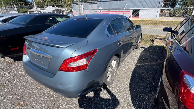 Nissan Maxima S 2011