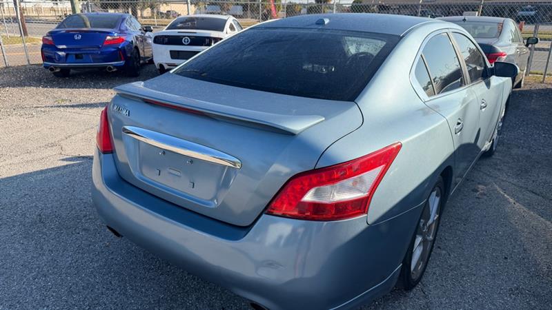 Nissan Maxima S 2011