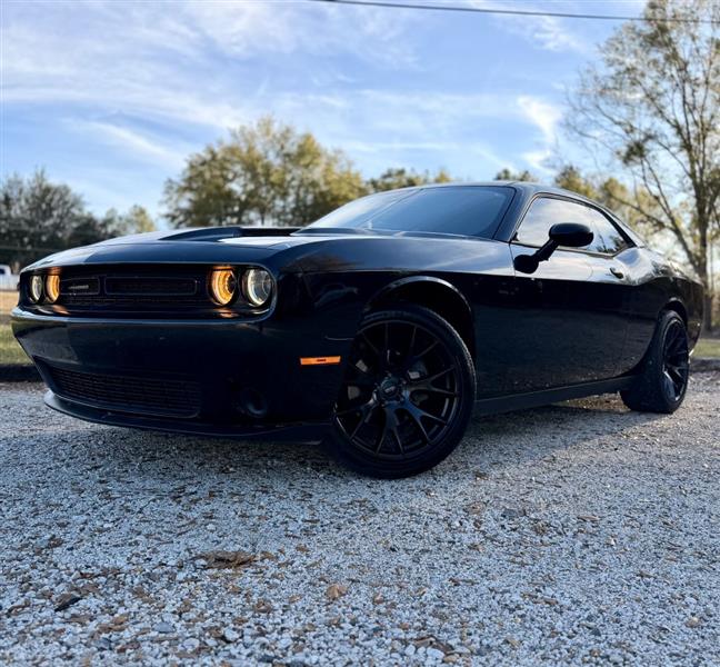 2015 Dodge Challenger SXT's photo