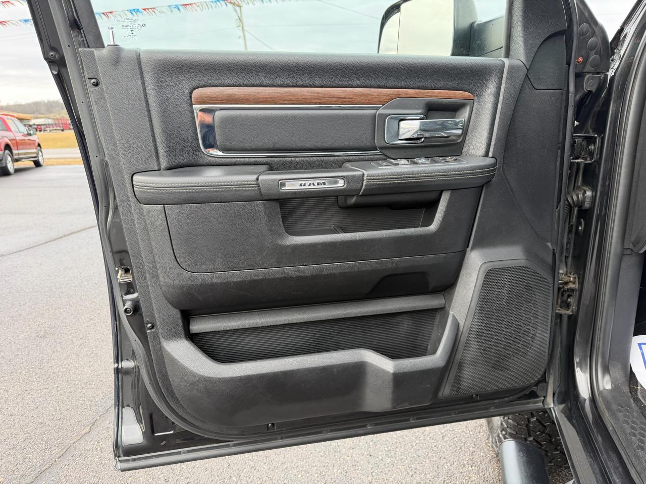 RAM 3500 Laramie 4x4 Crew Cab 6'4" Box 2017