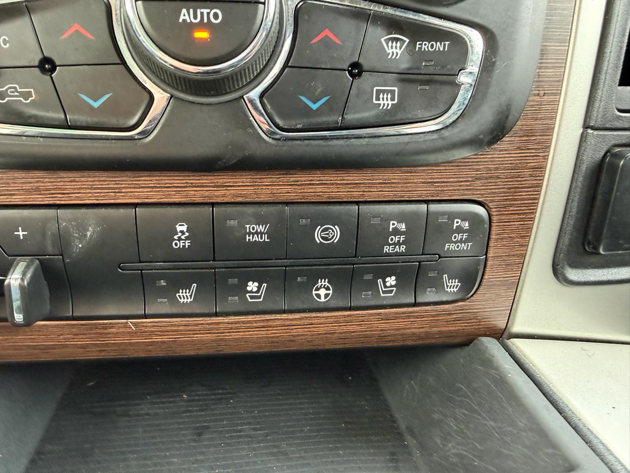 RAM 3500 Laramie 4x4 Crew Cab 6'4" Box 2017