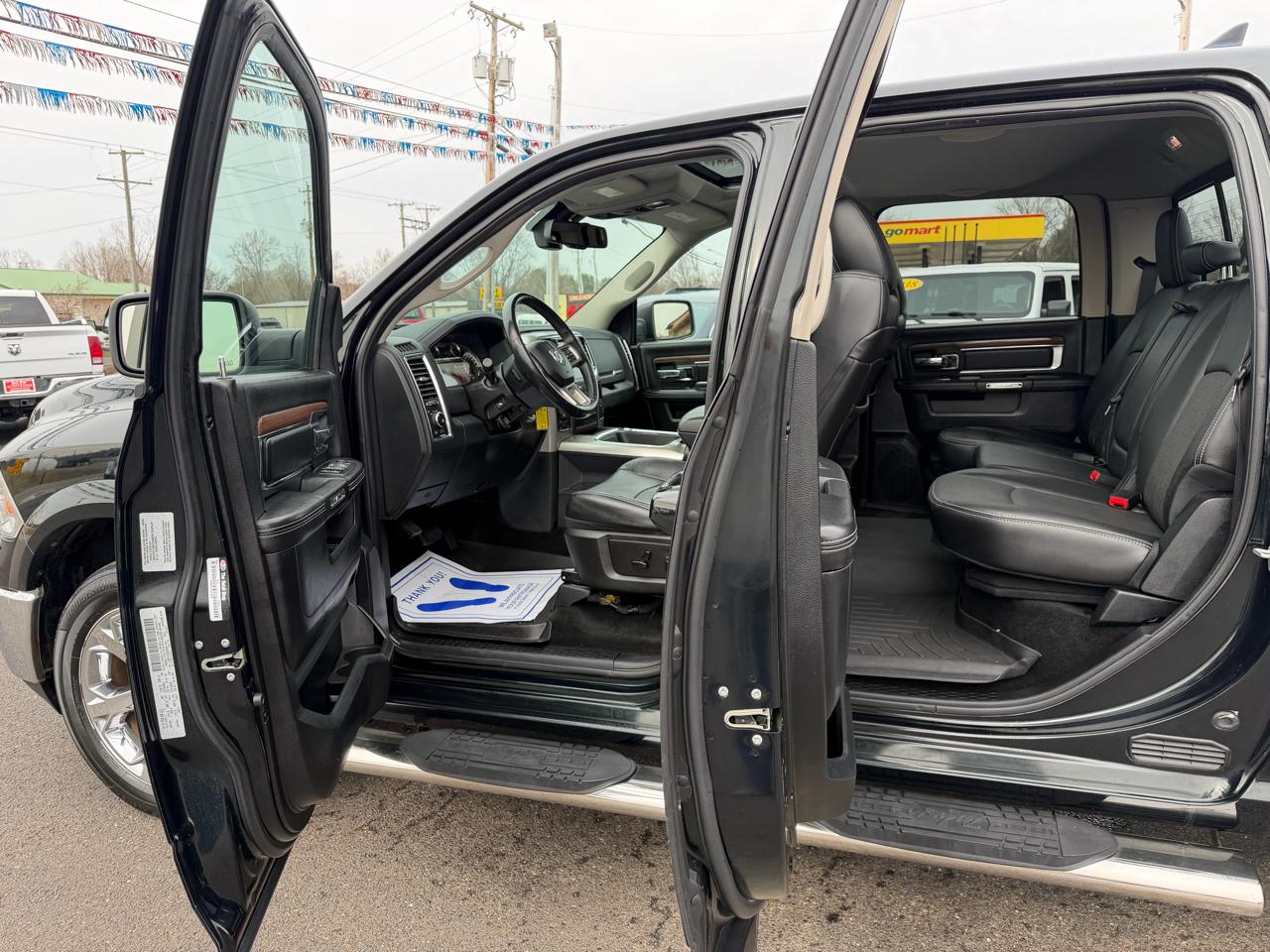 RAM 1500 4WD Crew Cab 140.5" Laramie 2016