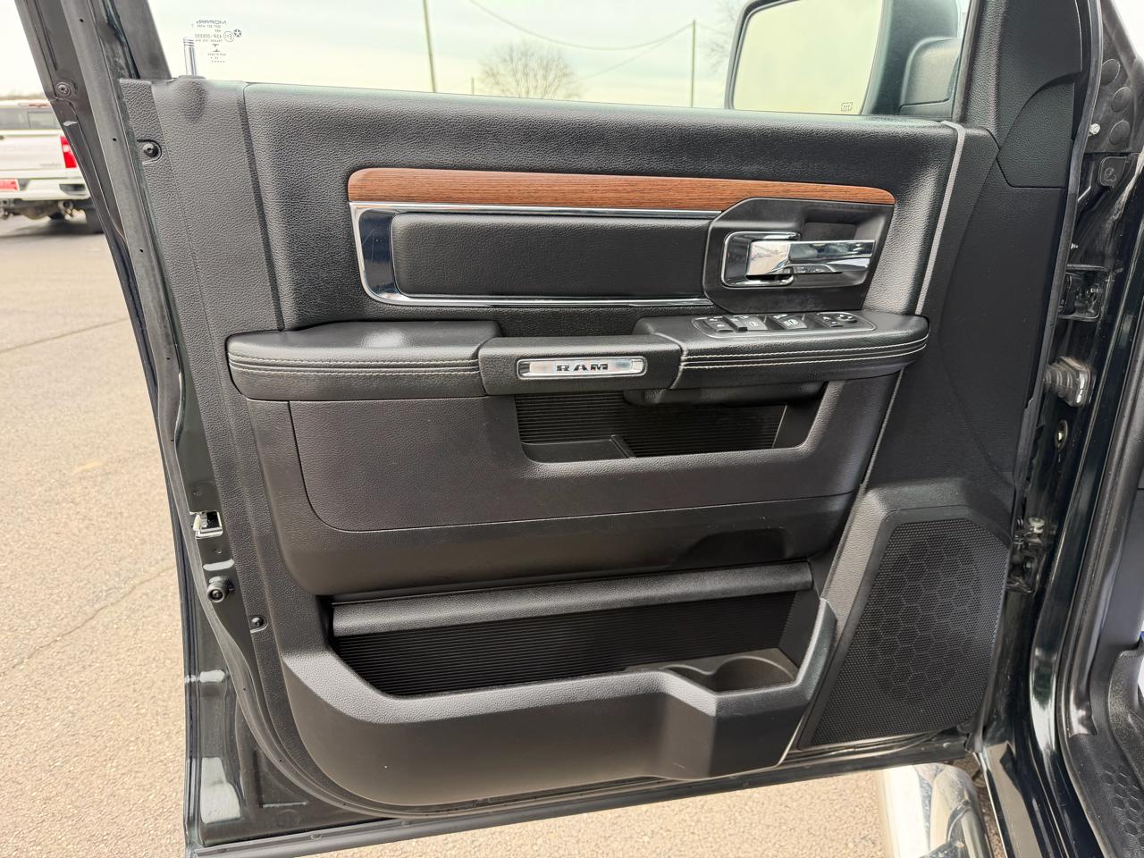 RAM 1500 4WD Crew Cab 140.5" Laramie 2016