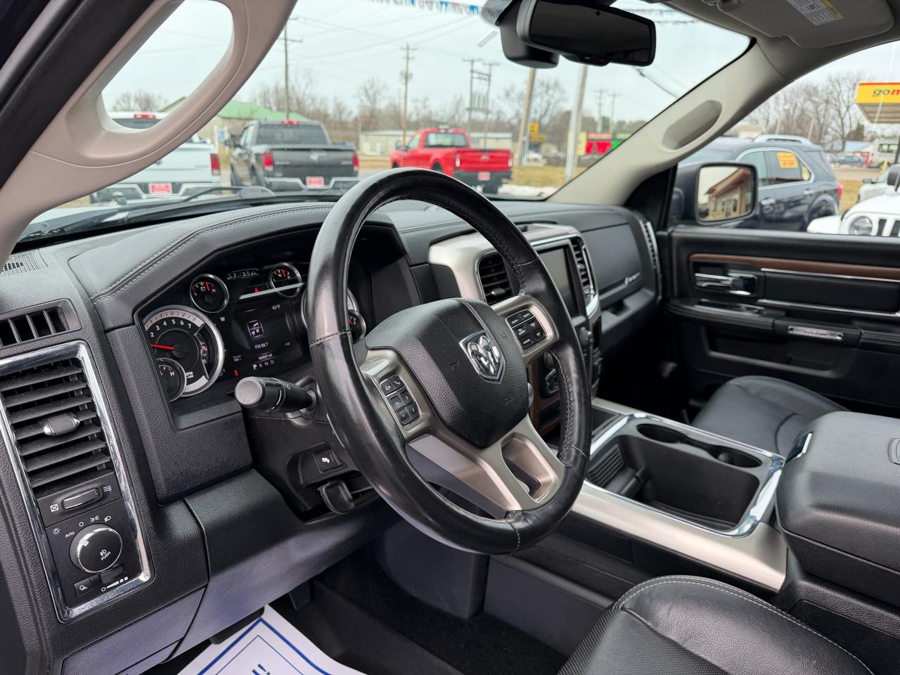 RAM 1500 4WD Crew Cab 140.5" Laramie 2016