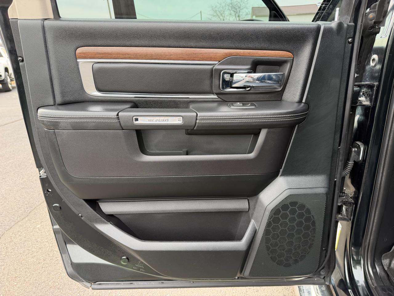 RAM 1500 4WD Crew Cab 140.5" Laramie 2016