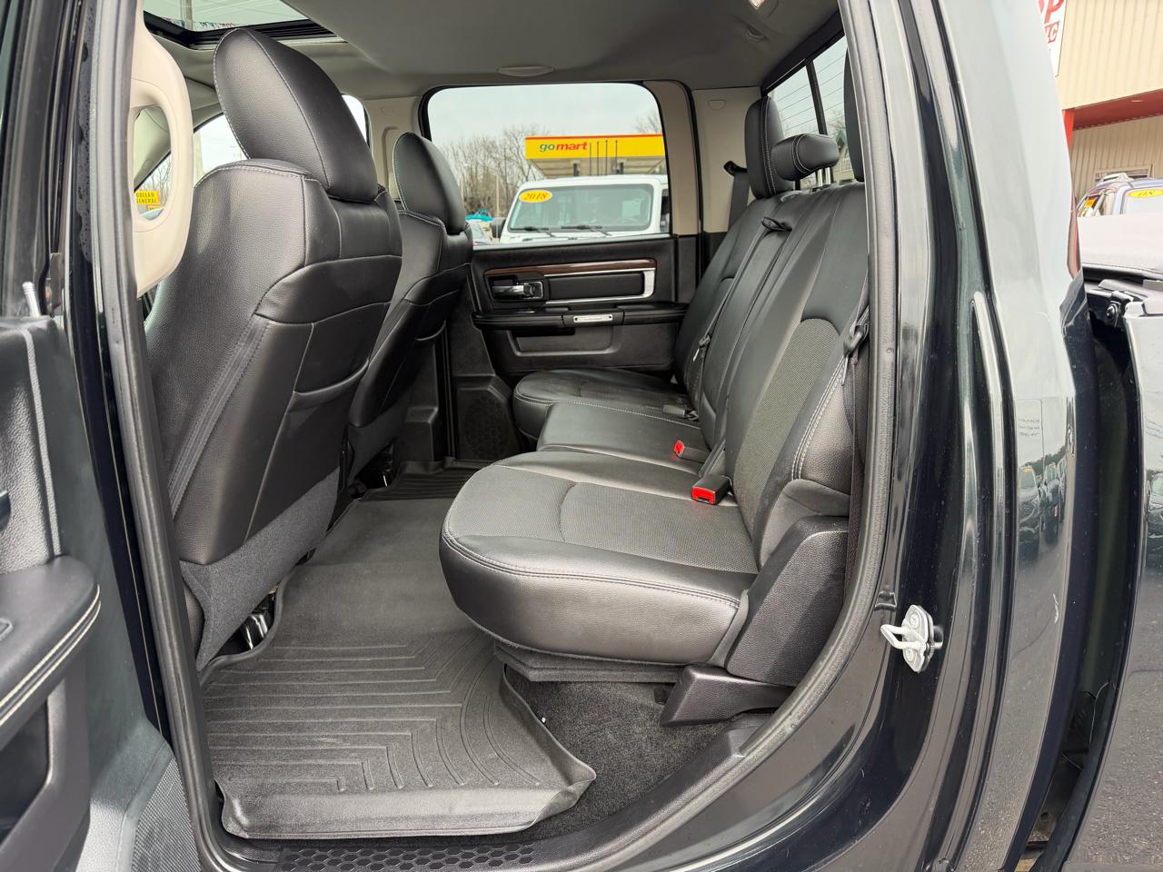 RAM 1500 4WD Crew Cab 140.5" Laramie 2016