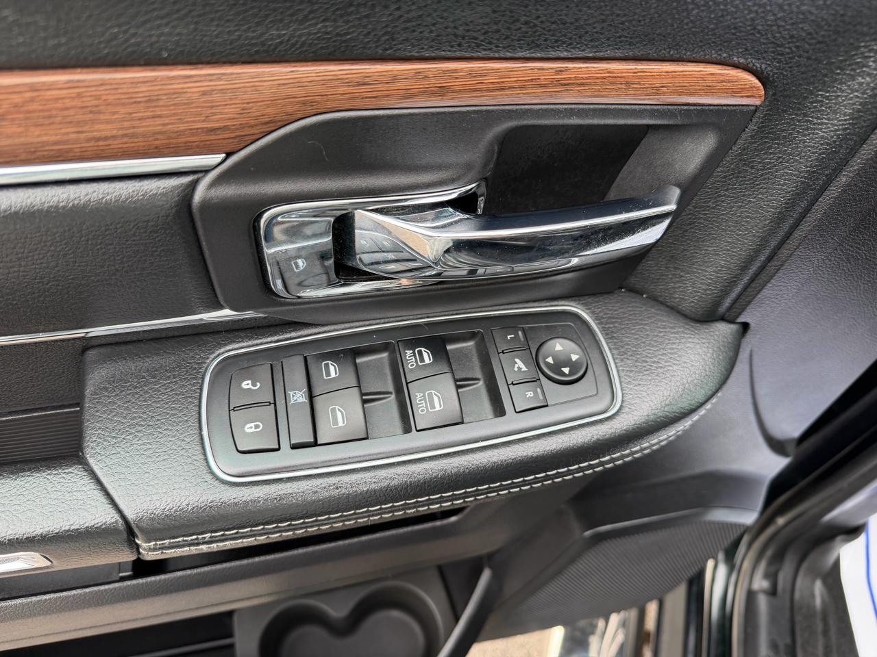 RAM 1500 4WD Crew Cab 140.5" Laramie 2016