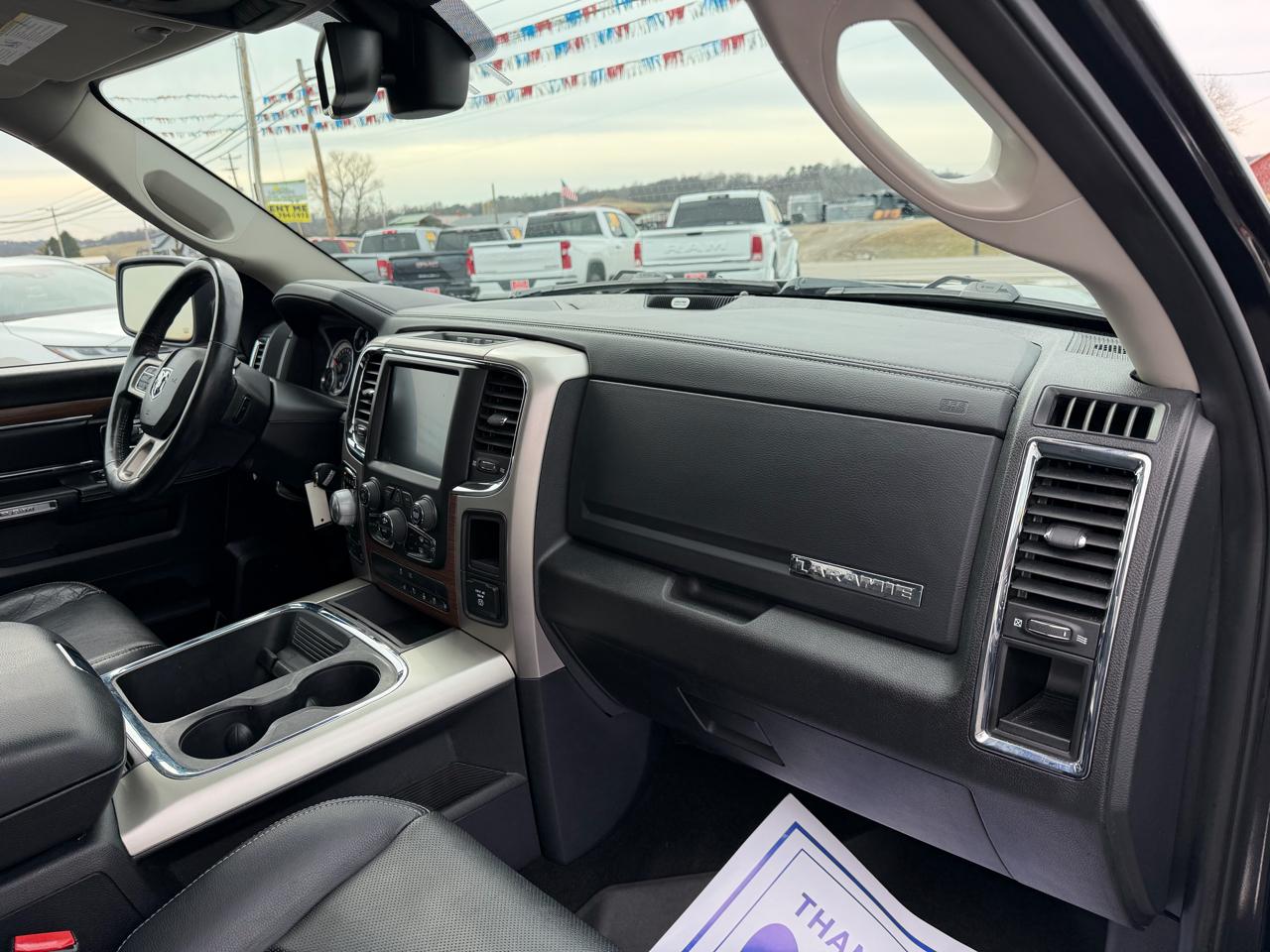 RAM 1500 4WD Crew Cab 140.5" Laramie 2016