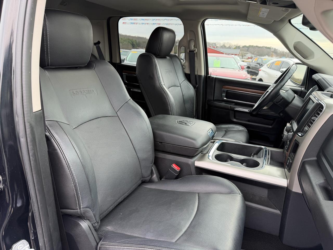 RAM 1500 4WD Crew Cab 140.5" Laramie 2016