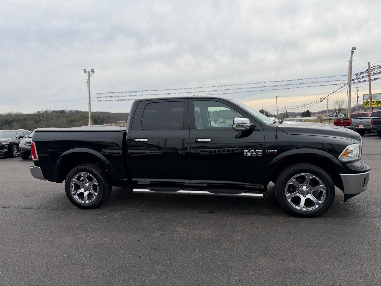 RAM 1500 4WD Crew Cab 140.5" Laramie 2016