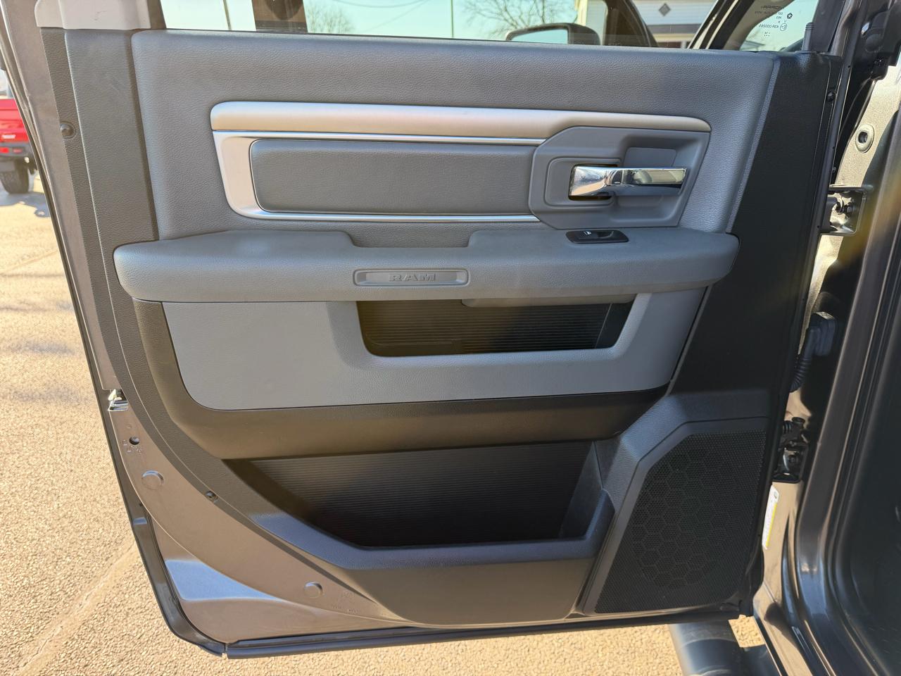 RAM 1500 4WD Crew Cab 140.5" Outdoorsman 2014