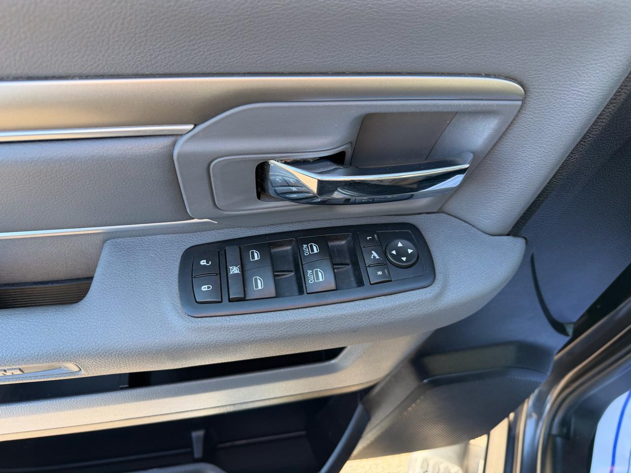 RAM 1500 4WD Crew Cab 140.5" Outdoorsman 2014