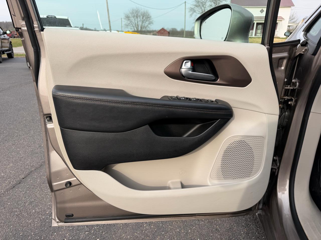 Chrysler Pacifica Touring-L Plus FWD 2017