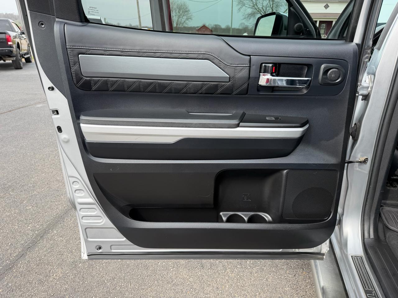 Toyota Tundra 4WD Truck CrewMax 5.7L FFV V8 6-Spd AT Platinum (Natl) 2015