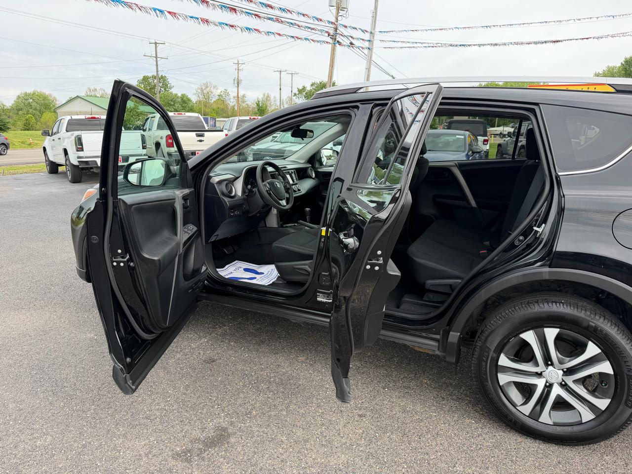 Toyota RAV4 LE AWD (Natl) 2017