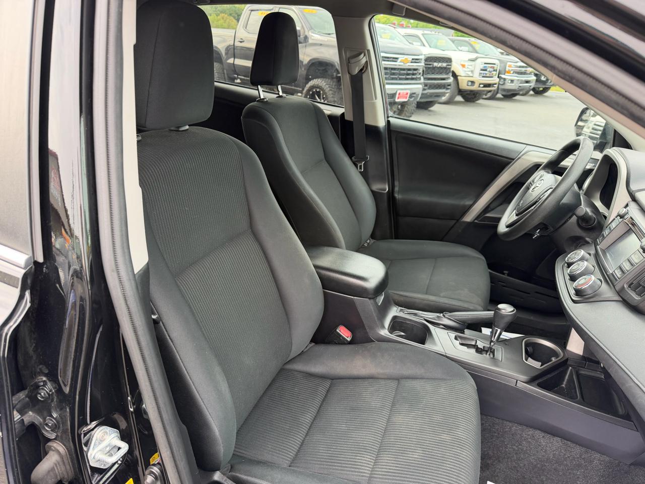 Toyota RAV4 LE AWD (Natl) 2017