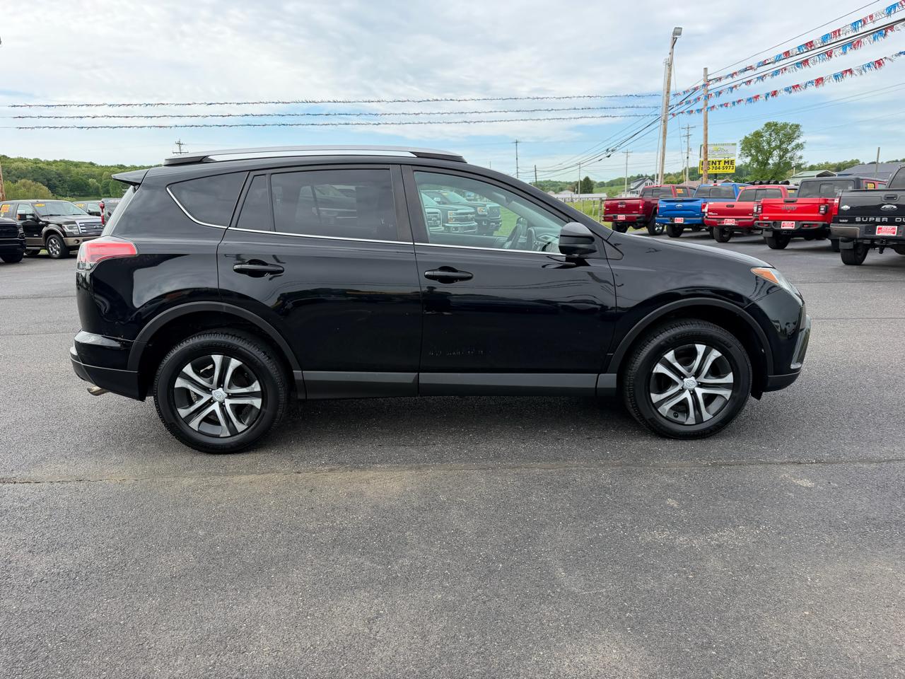 Toyota RAV4 LE AWD (Natl) 2017