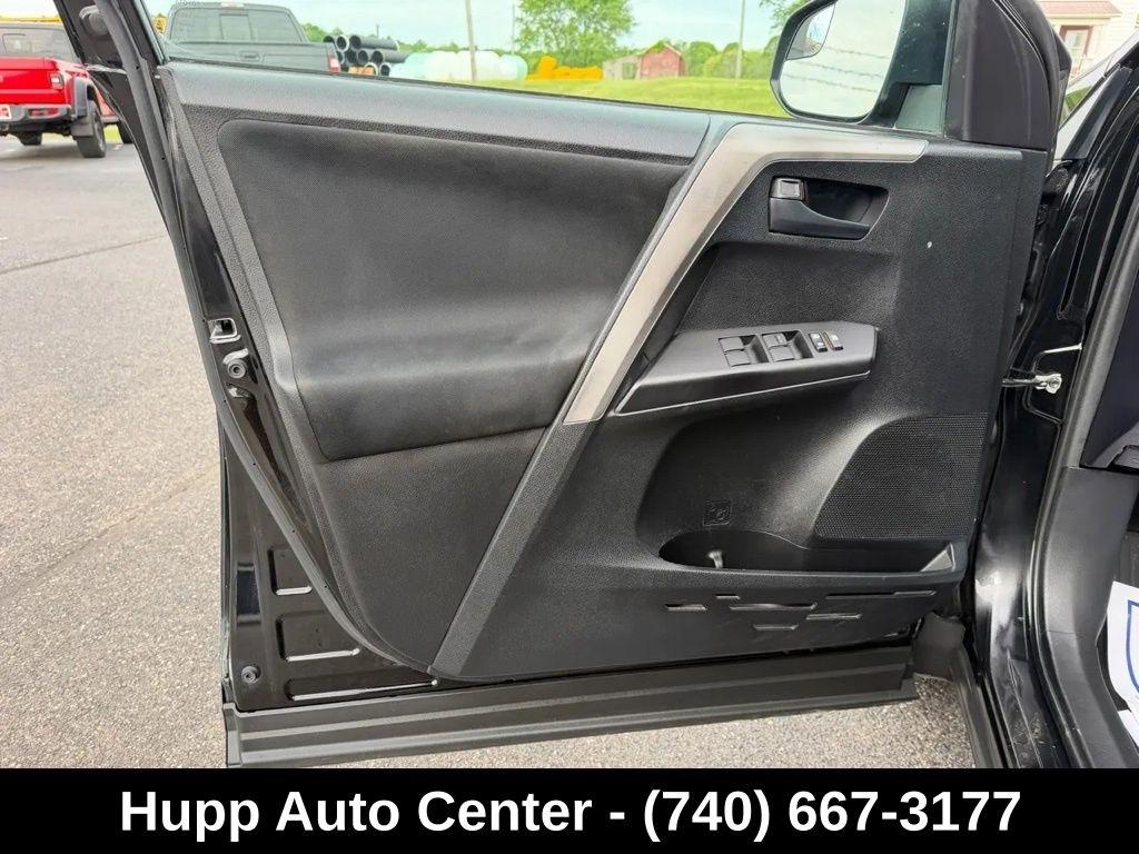Toyota RAV4 LE AWD (Natl) 2017