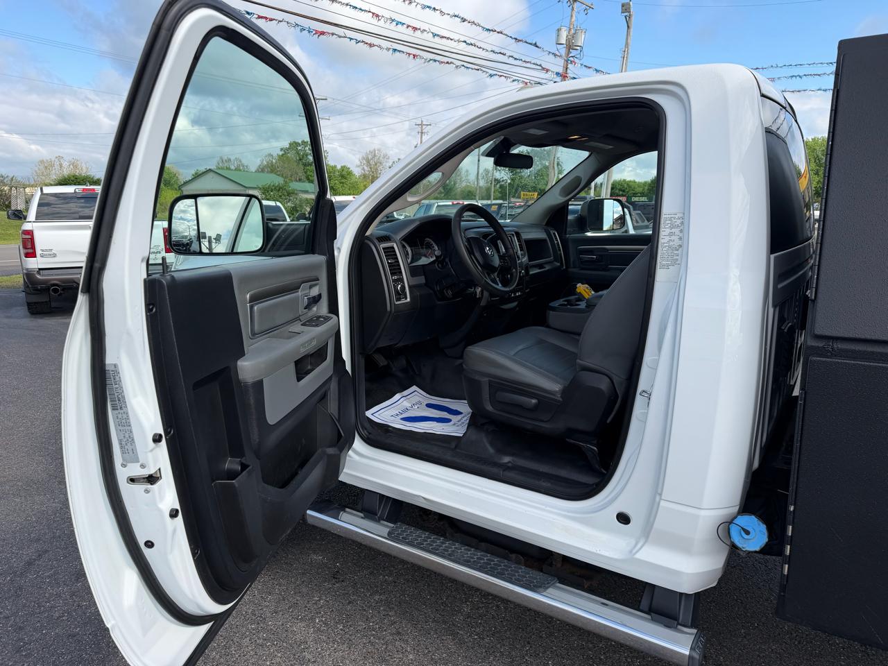 RAM 5500 Chassis Cab Tradesman 4x4 Reg Cab 108" CA 192.5" WB 2017