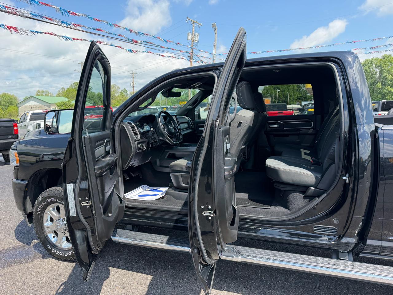 RAM 2500 Big Horn 4x4 Crew Cab 6'4" Box 2021