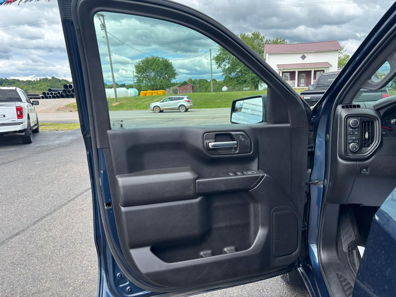 Chevrolet Silverado 1500 4WD Crew Cab 147" Custom 2022