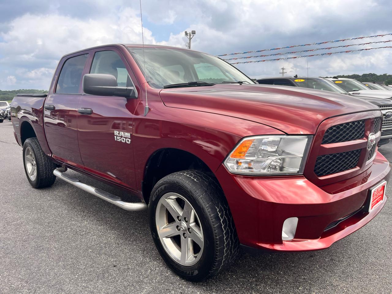RAM 1500 Express 4x4 Crew Cab 5'7" Box 2017