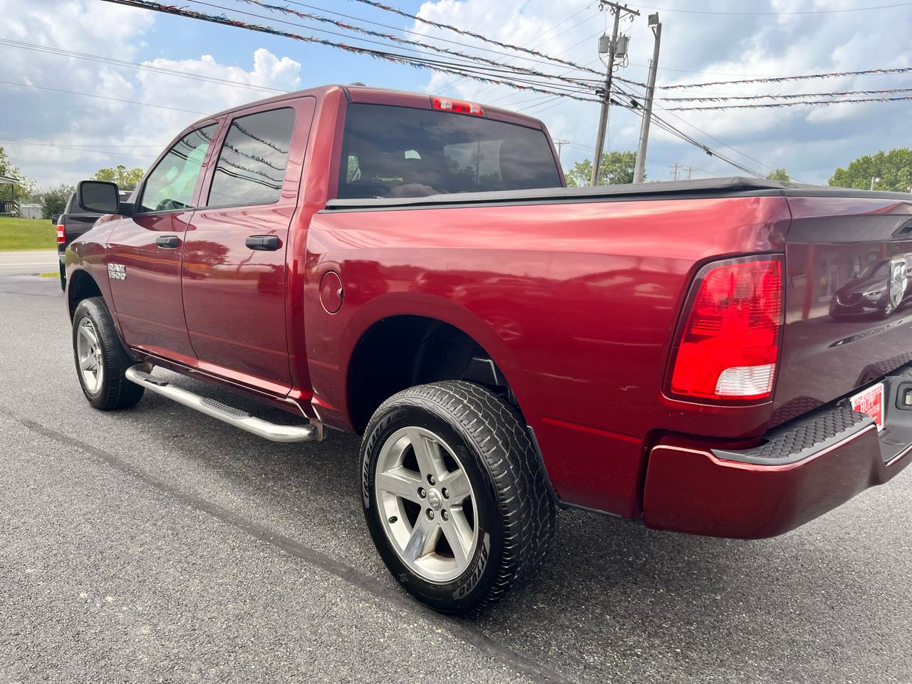RAM 1500 Express 4x4 Crew Cab 5'7" Box 2017