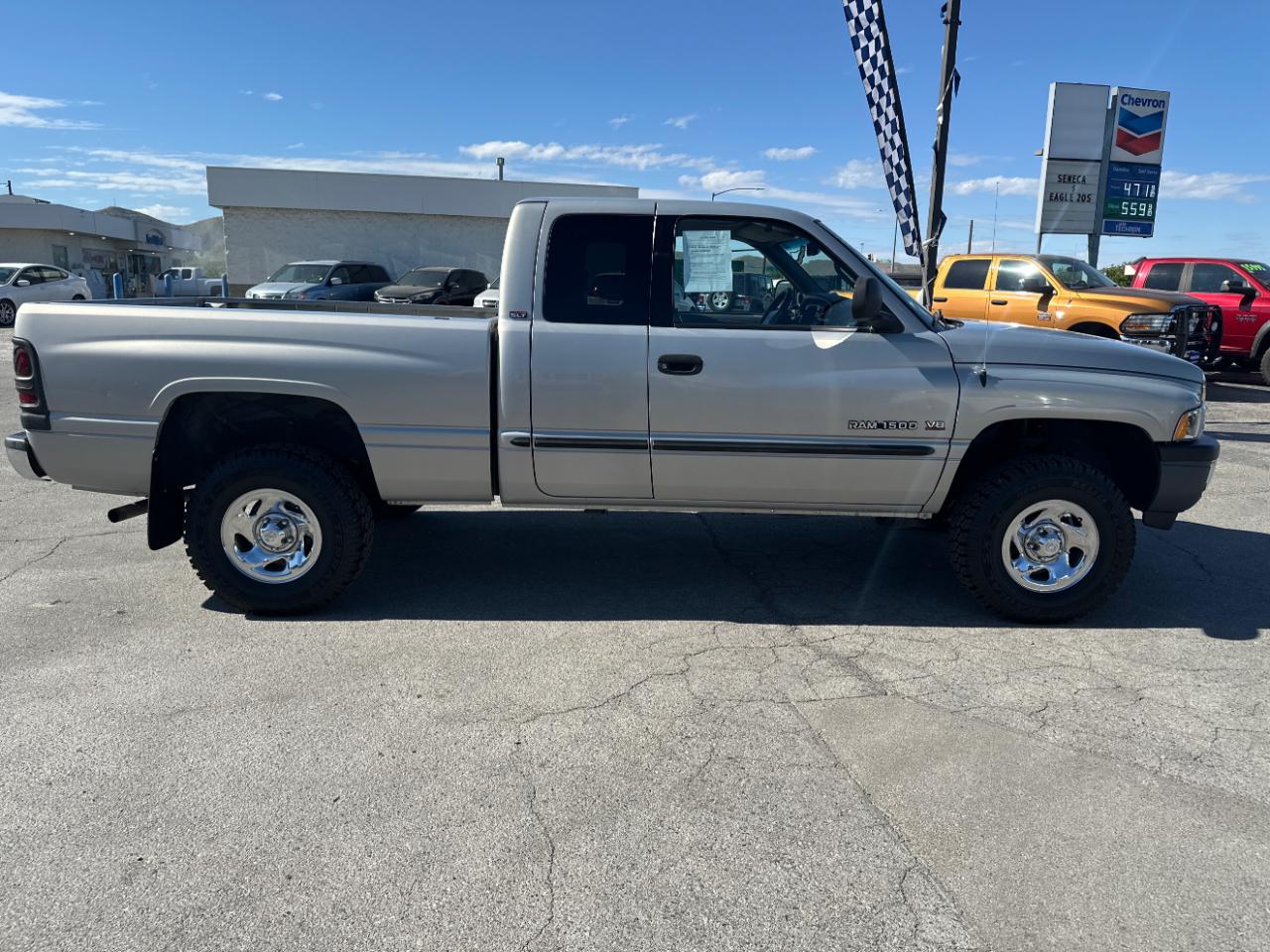 Dodge Ram 1500 4dr Quad Cab 139" WB 4WD 2000