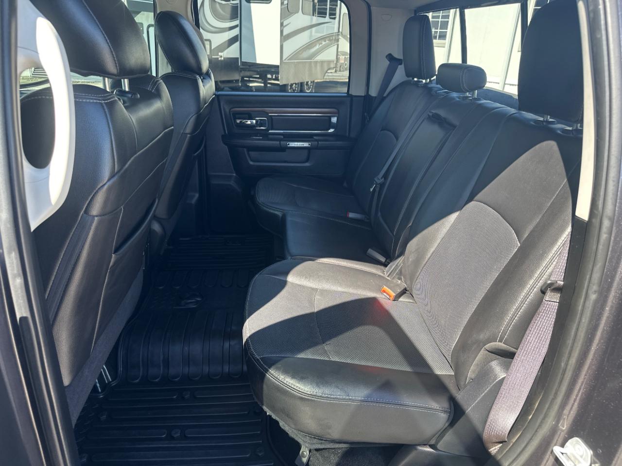 RAM 1500 4WD Crew Cab 149" Laramie 2016