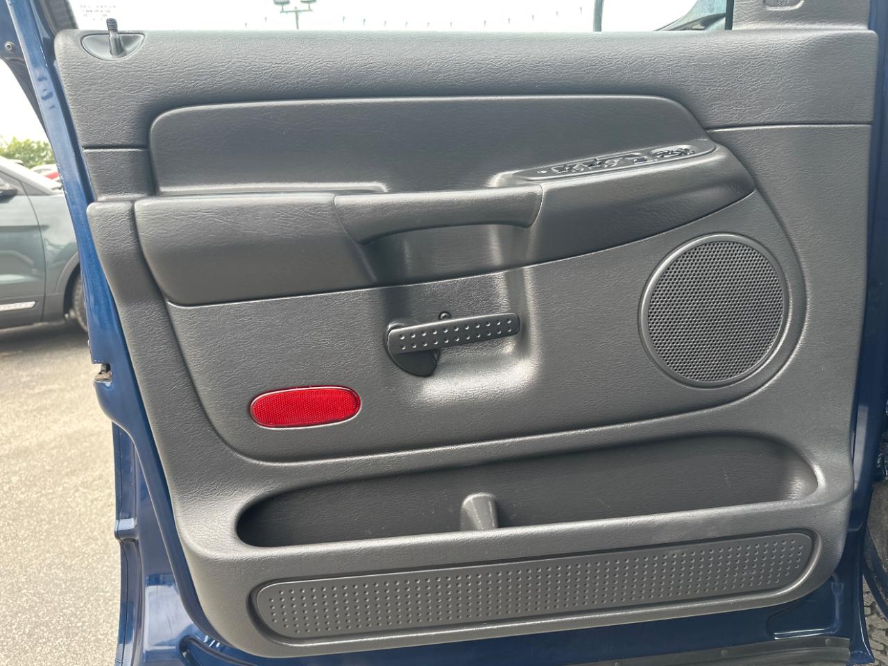 Dodge Ram 1500 4dr Quad Cab 140.5" WB 4WD SLT 2004