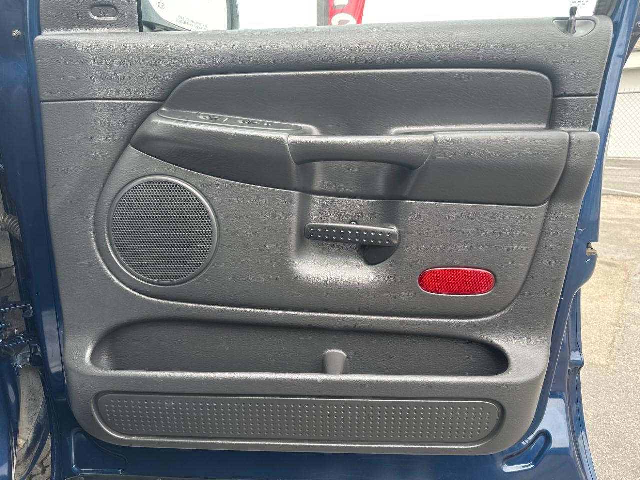 Dodge Ram 1500 4dr Quad Cab 140.5" WB 4WD SLT 2004
