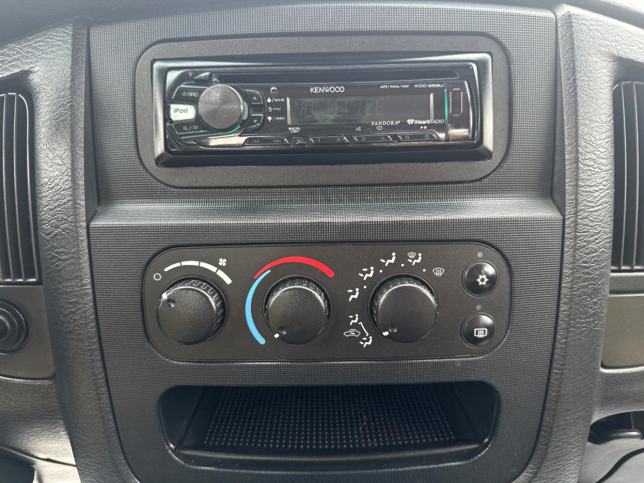 Dodge Ram 1500 4dr Quad Cab 140.5" WB 4WD SLT 2004
