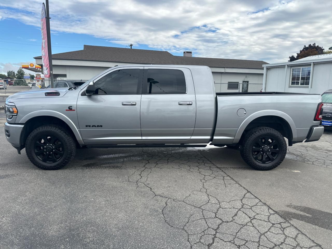 RAM 2500 Laramie 4x4 Mega Cab 6'4" Box 2022