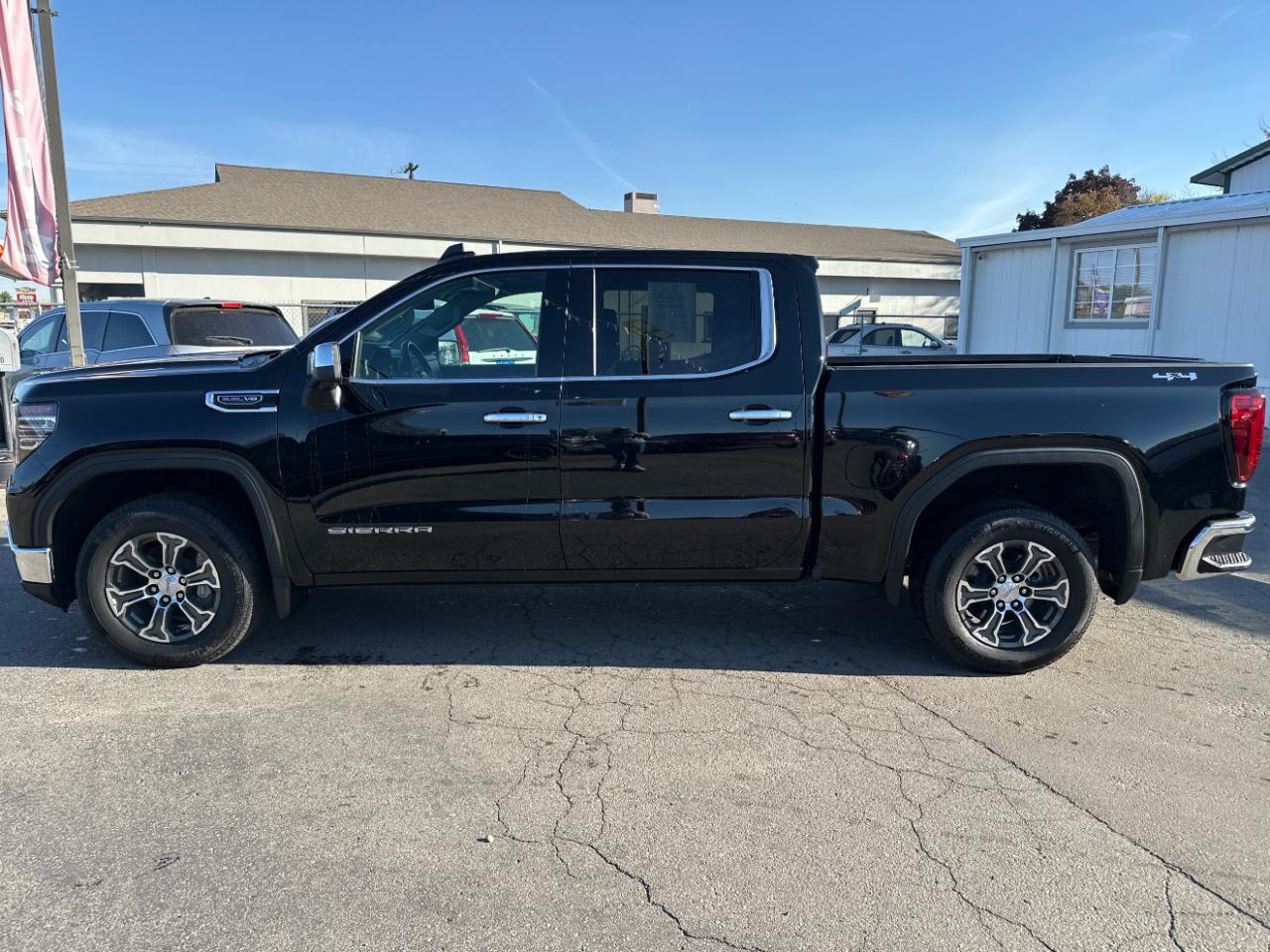 GMC Sierra 1500 4WD Crew Cab 147" SLT 2025