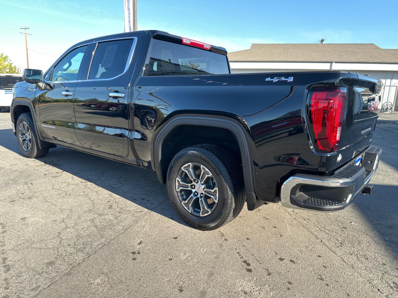 GMC Sierra 1500 4WD Crew Cab 147" SLT 2025