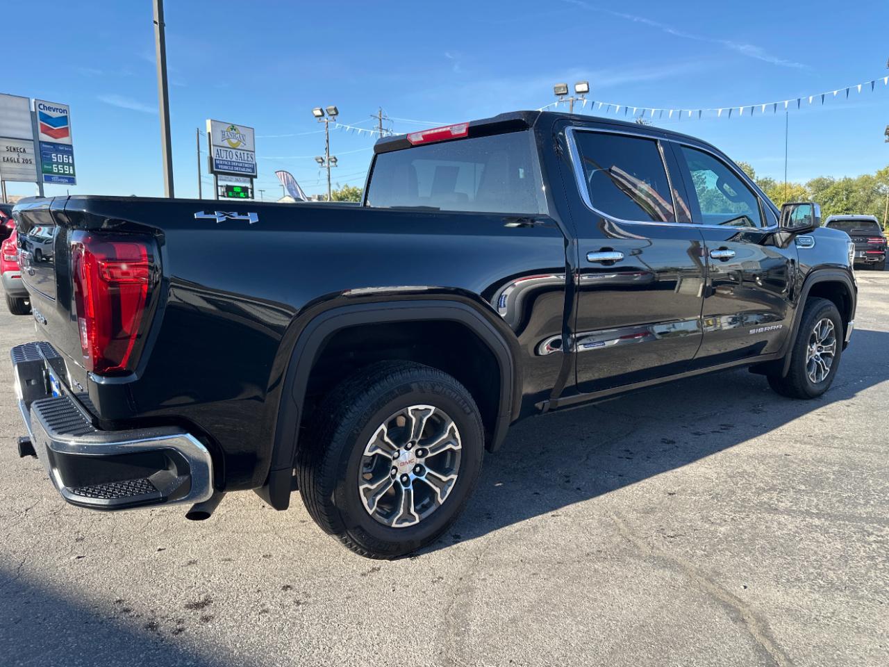 GMC Sierra 1500 4WD Crew Cab 147" SLT 2025