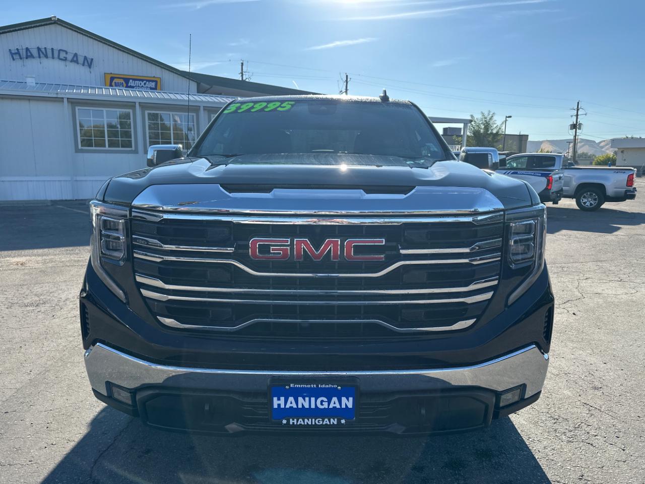 GMC Sierra 1500 4WD Crew Cab 147" SLT 2025