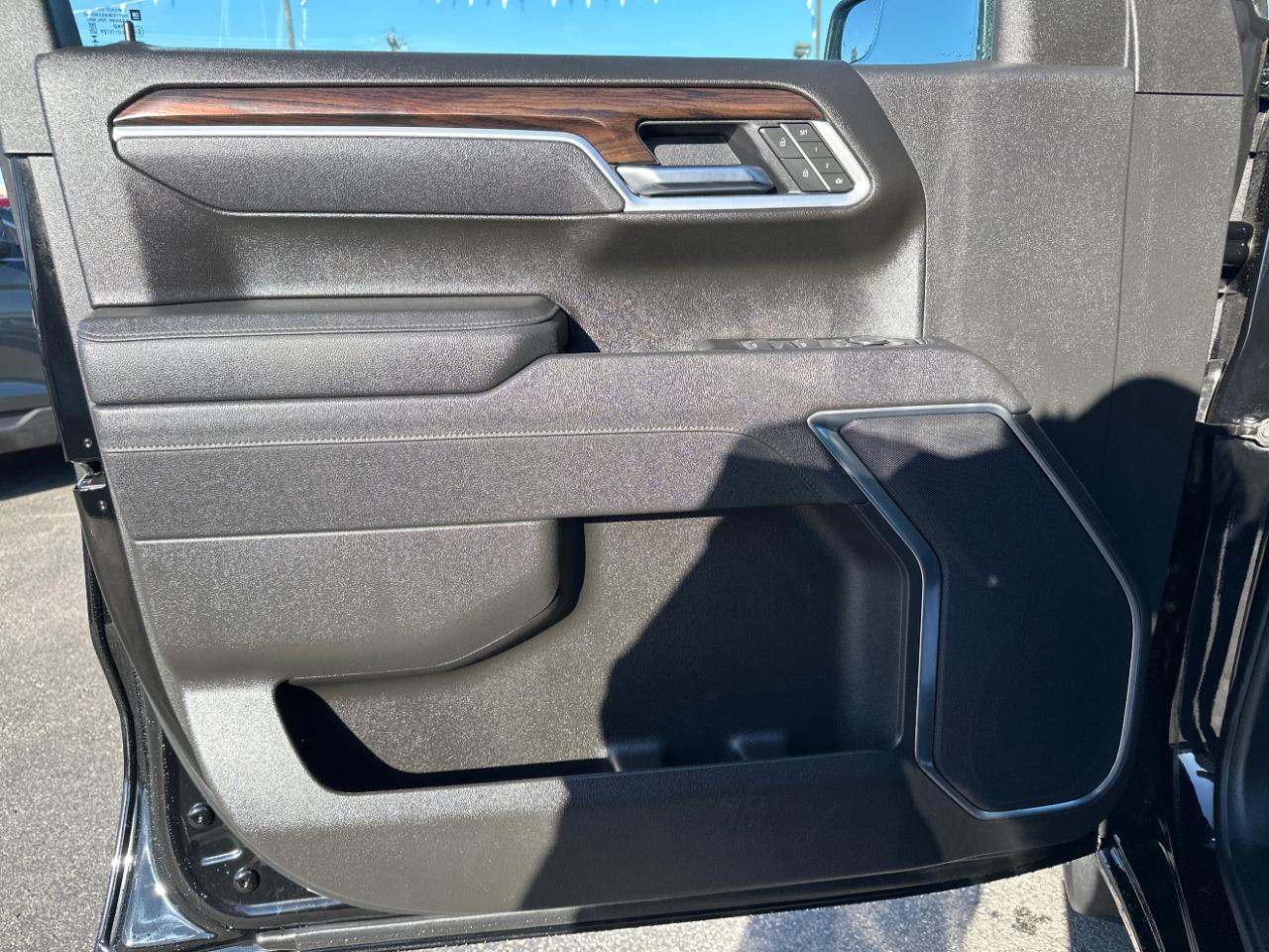 GMC Sierra 1500 4WD Crew Cab 147" SLT 2025